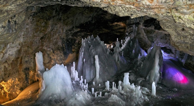 Scarisoara Eishöhle mit Stalaktiten in Rumänien