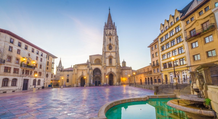 Spanien Oviedo Kathedrale Foto istock Luc Vi