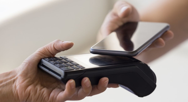 Mobil bezahlen Smartphone mobile pay Foto iStock Fizkes